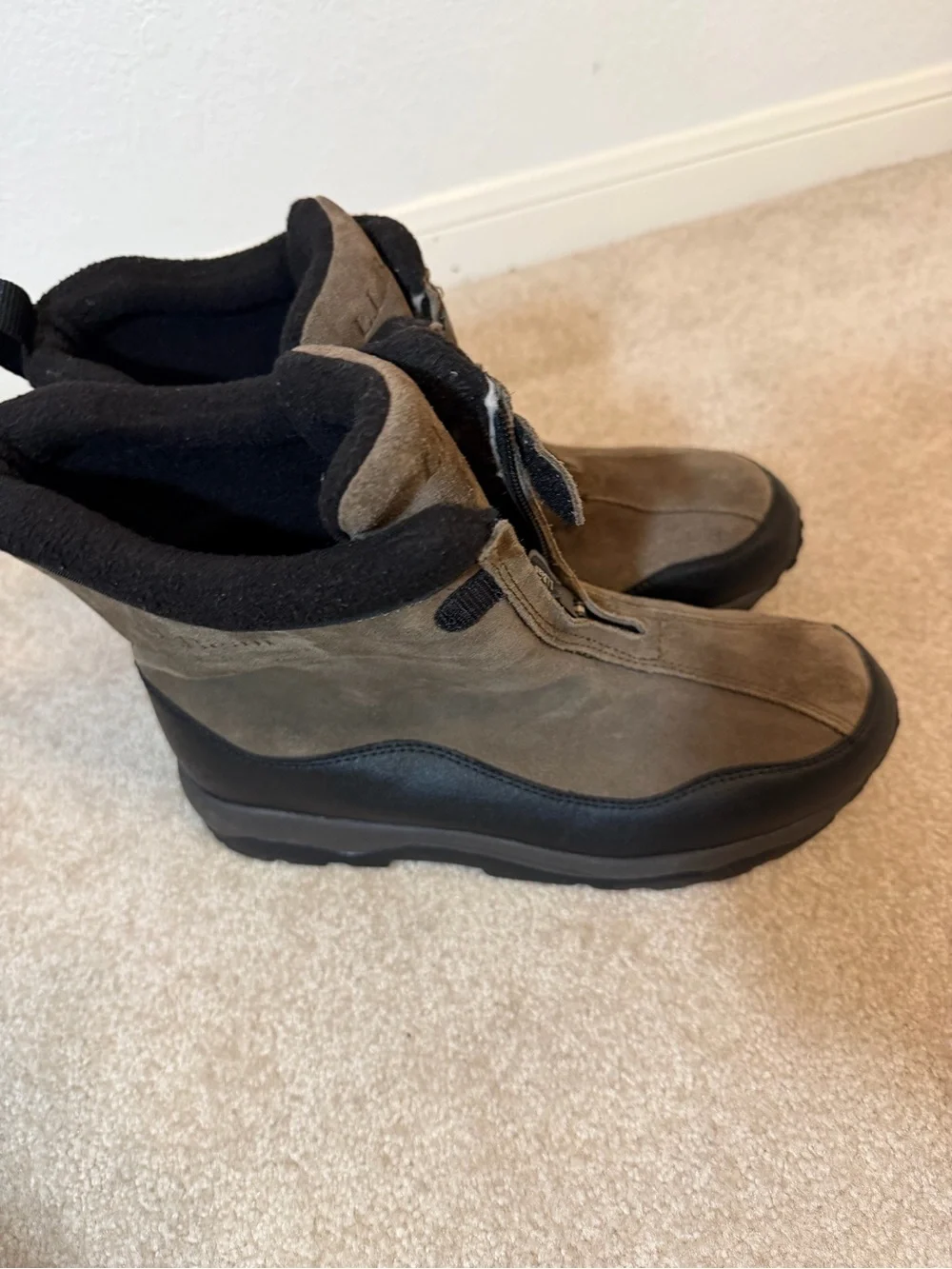 L.L. Bean men’s  10.5 Taupe Suede Winter Ankle Boots
